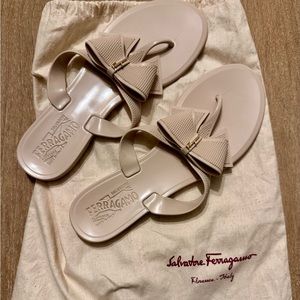 Cream Salvatore Ferragamo thong flip flops, size 7